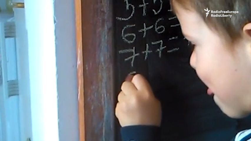 Maďarská rodina bojuje, aby syn mohl do běžné školy. Nikde ho nechtěli